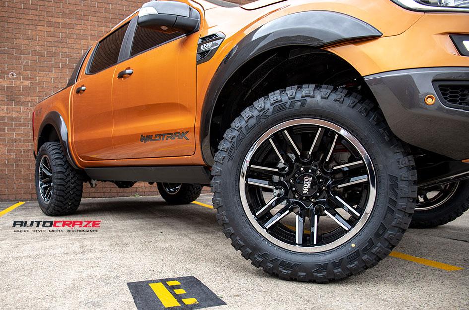 FORD RANGER MO202 GLOSS BLACK MACHINED CENTER WITH CHROME LIP
